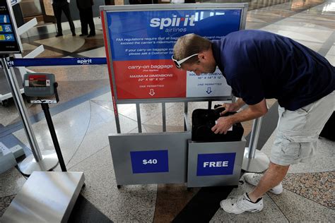 spirit airlines overhead bag size.